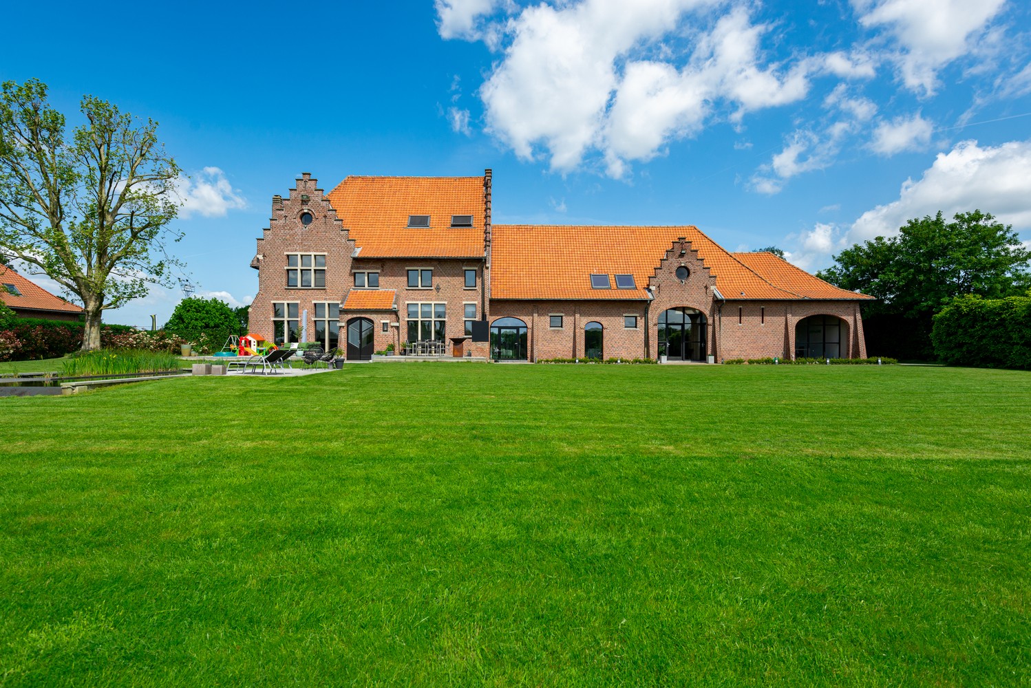 Buitengewone villa op ± 3.000m² met woon-werkmogelijkheid gelegen tussen Lier en Nijlen. afbeelding 1