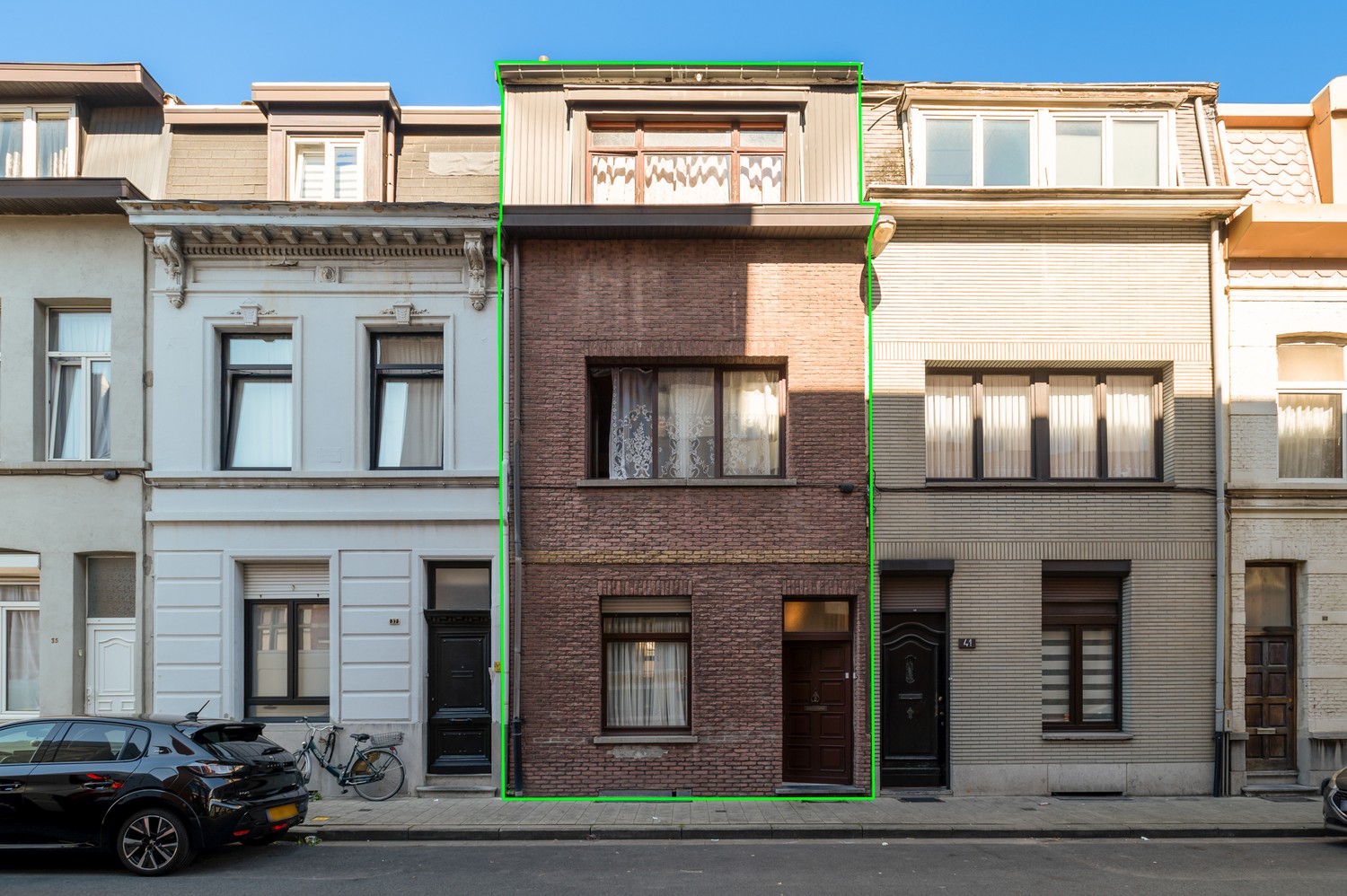 Gunstig gelegen en op te frissen woning met 4 ruime slaapkamers te koop te Antwerpen afbeelding 1