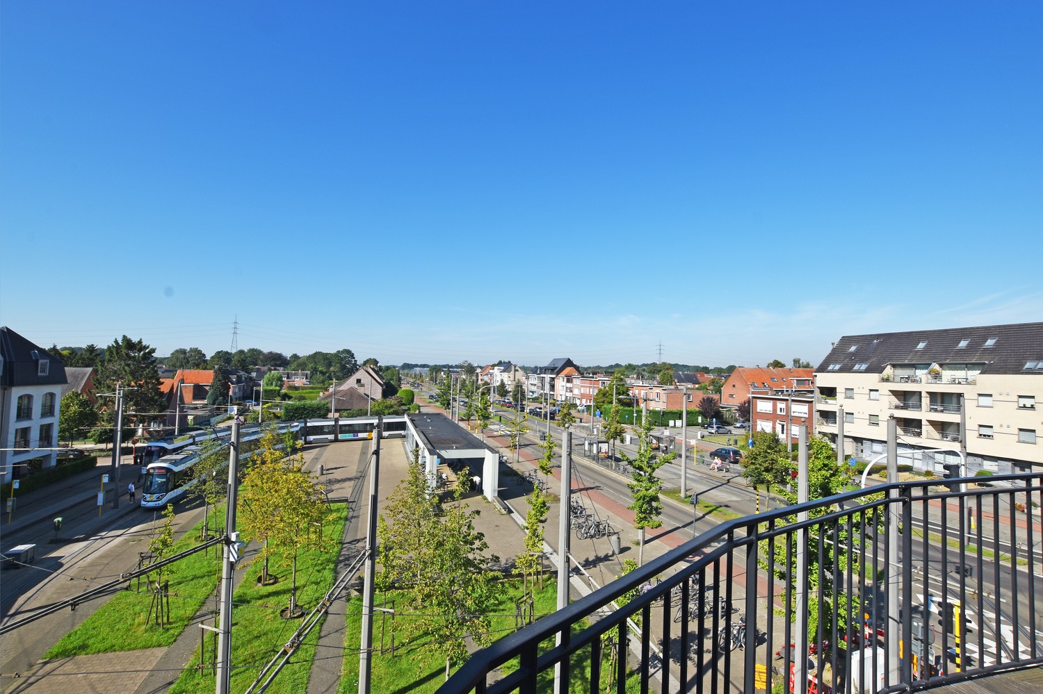 Prachtige duplex met 3 slaapkamers, 3 terrassen en garagebox in Wijnegem! afbeelding 8